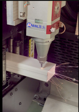 Derniers blogs de l'entreprise sur Démo de découpe de tube laser en aluminium (assistance aérienne)